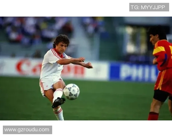 怀旧足球明星高清复古照片展现经典瞬间与辉煌岁月 怀旧足球明星高清复古照片展现经典瞬间与辉煌岁月