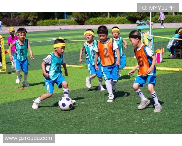 足球明星与孩子们的亲密时光揭秘他们的成长与梦想 足球明星与孩子们的亲密时光揭秘他们的成长与梦想