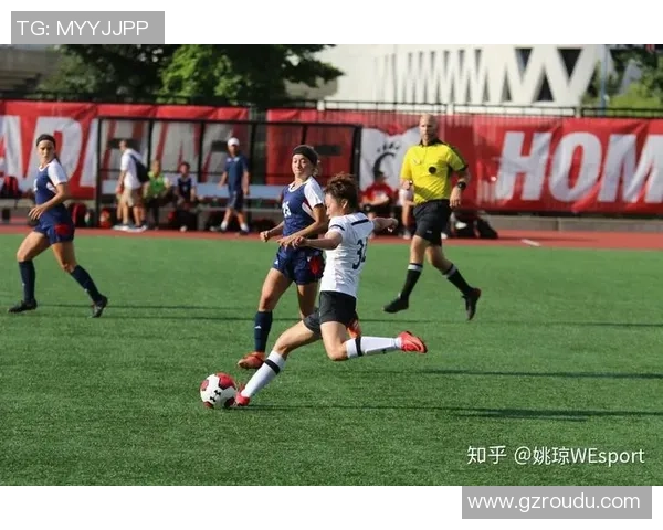 本子上记录的足球明星故事与他们的辉煌成就与人生轨迹